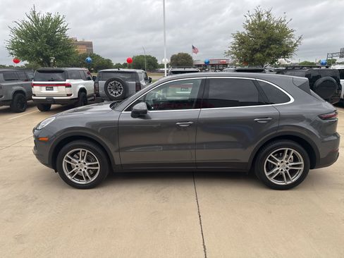 Used 2023 Porsche Cayenne image 3