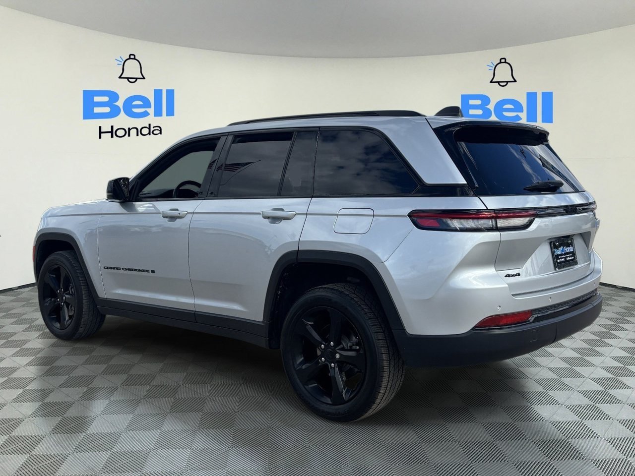 Used 2022 Jeep Grand Cherokee Altitude AWD/4WD image 3