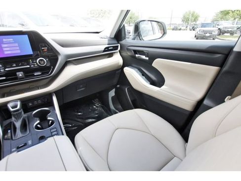 Used 2023 Toyota Highlander XLE image 9