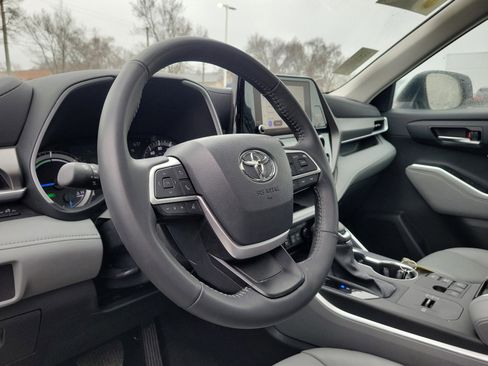 Used 2024 Toyota Highlander XLE AWD/4WD image 16