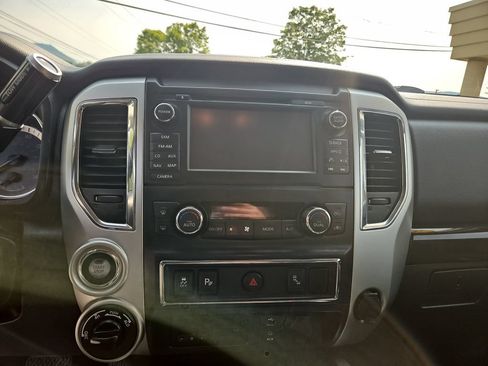 Used 2017 Nissan Titan SV AWD/4WD image 19