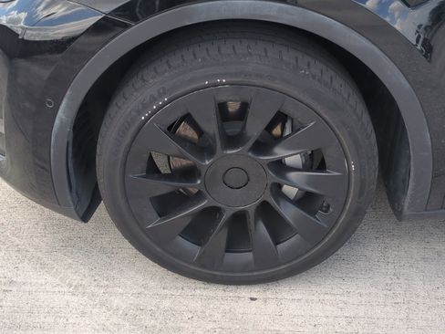 Used 2022 Tesla Model Y Long Range image 11