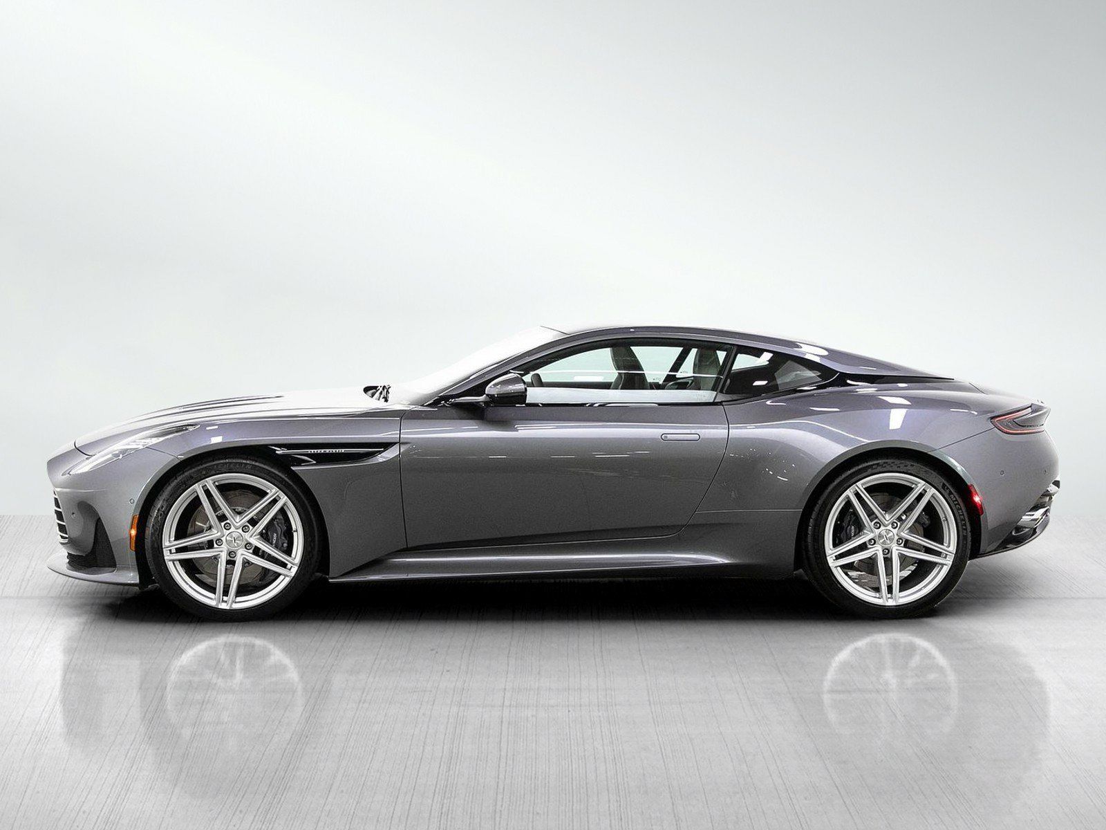 Used 2025 Aston Martin DB12 Coupe RWD image 2