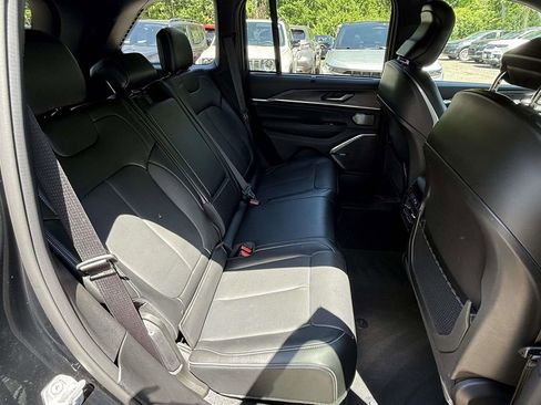 Used 2023 Jeep Grand Cherokee Overland w/ Luxury Tech Group IV AWD/4WD image 10