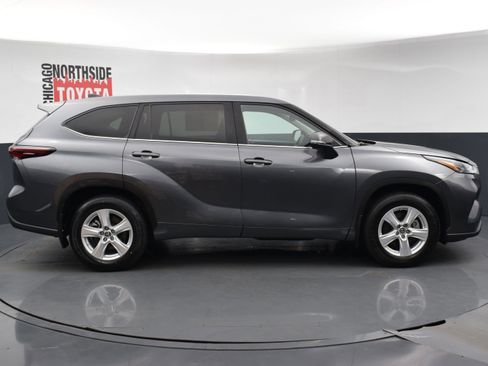 Used 2024 Toyota Highlander LE AWD/4WD image 5