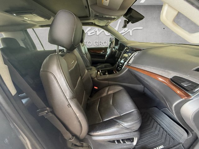 Used 2020 Cadillac Escalade ESV Premium Luxury RWD image 24