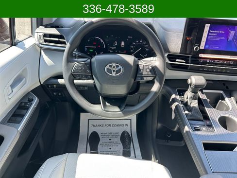 Used 2025 Toyota Sienna LE w/ LE Plus Package FWD image 13