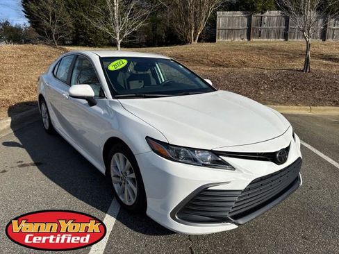 Certified 2022 Toyota Camry LE image 1