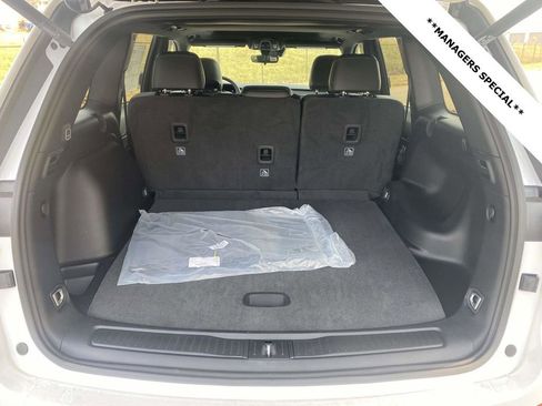 New 2025 Jeep Grand Cherokee Altitude image 9