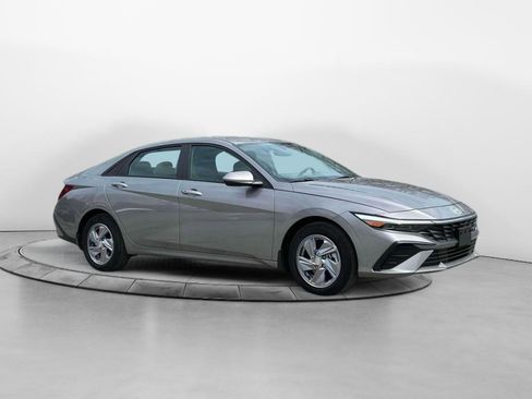 New 2025 Hyundai Elantra SE image 10