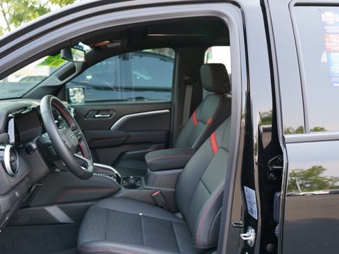 Used 2025 Chevrolet Colorado Z71 w/ Technology Package AWD/4WD image 19