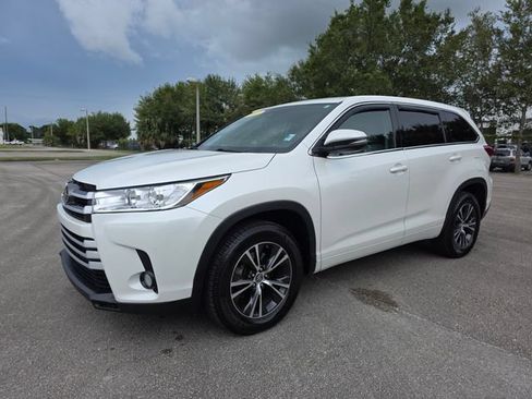 Used 2017 Toyota Highlander Plus FWD image 7