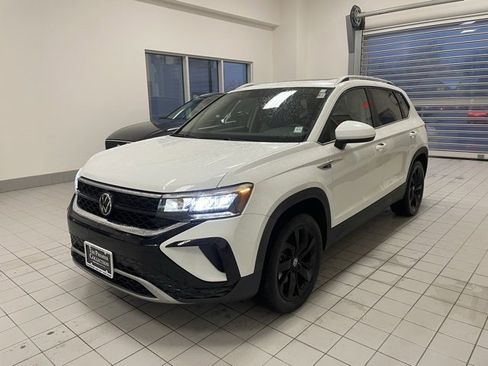 Certified 2022 Volkswagen Taos SE w/ Panoramic Sunroof Package image 1