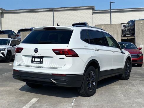 Certified 2022 Volkswagen Tiguan SE image 3
