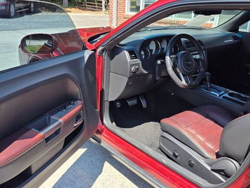 Used 2014 Dodge Challenger R/T RWD image 10