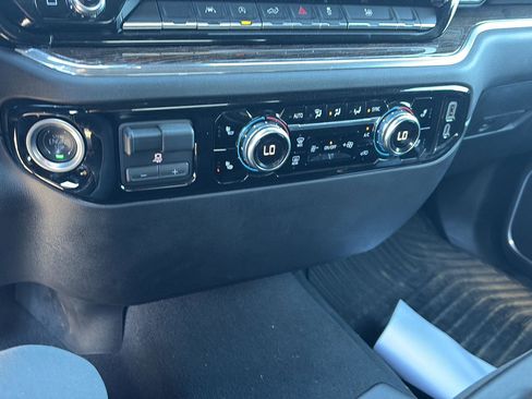 Used 2025 GMC Sierra 1500 Elevation image 17