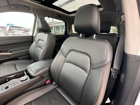 Used 2025 Nissan Pathfinder SL w/ SL Premium Package AWD/4WD image 22