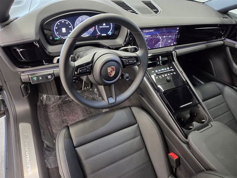 Certified 2025 Porsche Panamera image 4