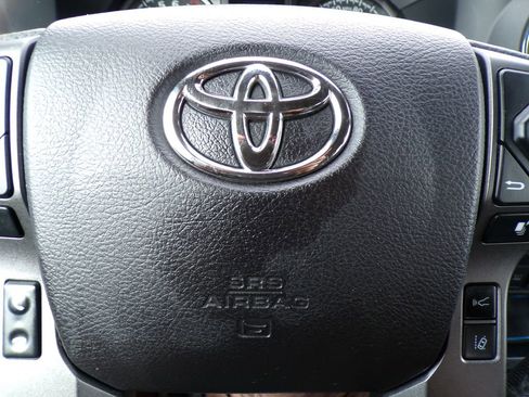 Used 2021 Toyota Tacoma TRD Sport w/ TRD Premium Sport Package AWD/4WD image 23