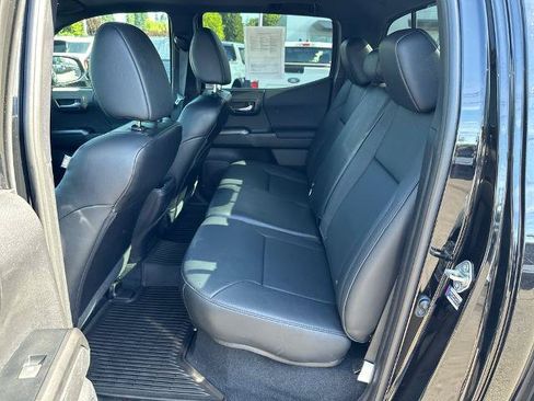 Used 2021 Toyota Tacoma TRD Sport w/ TRD Premium Sport Package AWD/4WD image 15