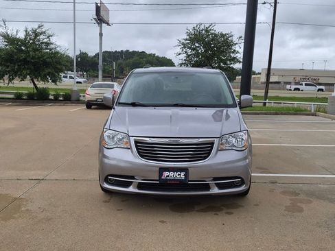 Used 2014 Chrysler Town & Country Touring FWD image 2