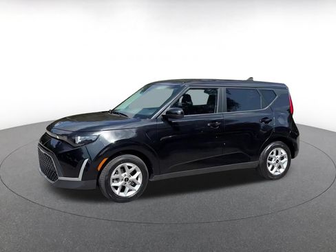 Used 2025 Kia Soul LX w/ LX Technology Package FWD image 8