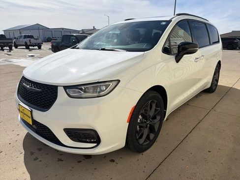 Used 2025 Chrysler Pacifica Limited image 4