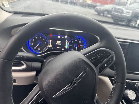 Used 2024 Chrysler Pacifica Touring-L image 9