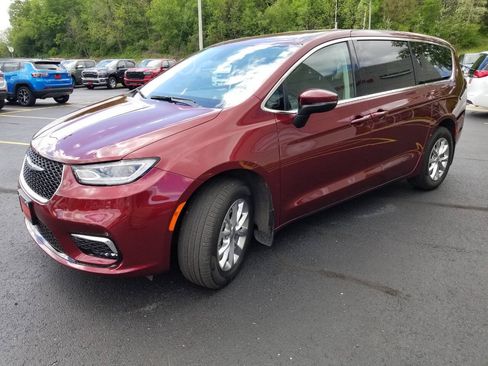 Used 2023 Chrysler Pacifica Touring-L AWD/4WD image 3