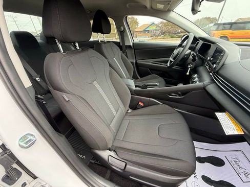 Used 2025 Hyundai Elantra SE image 11