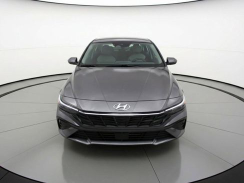 Used 2025 Hyundai Elantra SEL image 2