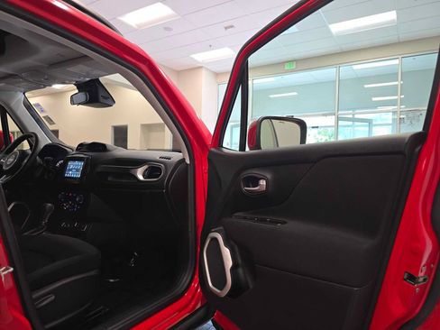 Used 2018 Jeep Renegade Latitude w/ Cold Weather Group AWD/4WD image 28