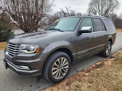 Used 2017 Lincoln Navigator Select image 2