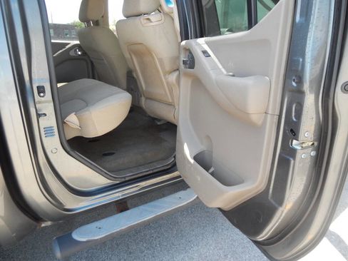 Used 2009 Nissan Frontier SE w/ SE Value Truck Pkg AWD/4WD image 32