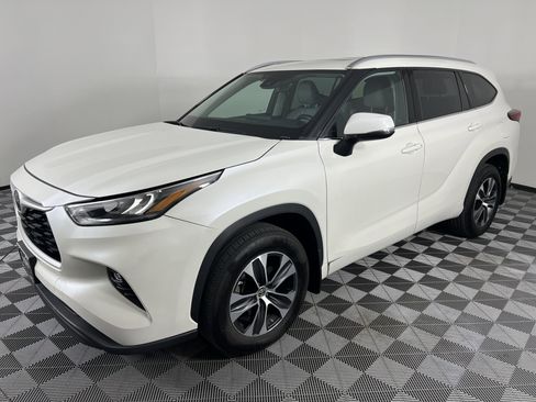 Used 2020 Toyota Highlander XLE AWD/4WD image 8
