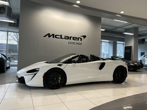 Used 2025 McLaren Artura Spider RWD image 2