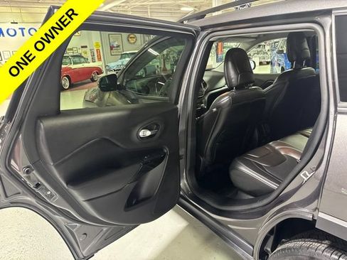 Used 2019 Jeep Cherokee Latitude Plus AWD/4WD image 24