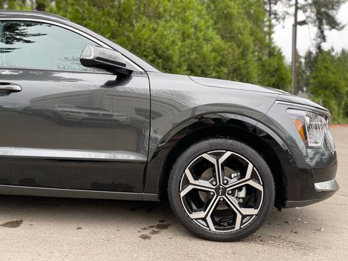 Used 2025 Kia Niro EX Touring image 2