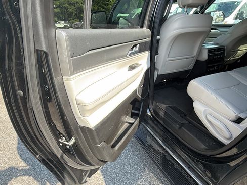 Used 2025 Jeep Wagoneer L 4WD image 23