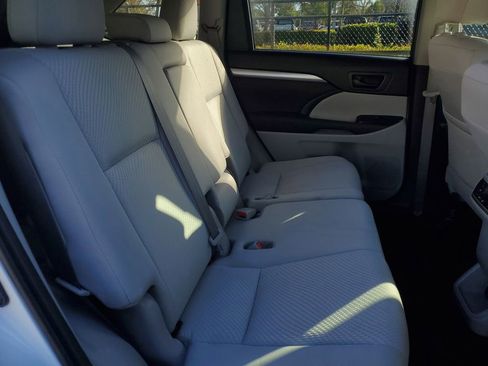 Used 2019 Toyota Highlander LE image 22