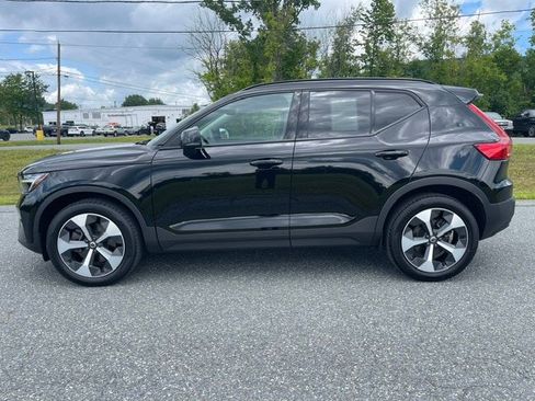 Used 2024 Volvo XC40 B5 Core AWD/4WD image 2