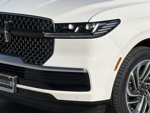 New 2026 Lincoln Navigator Reserve AWD/4WD image 2