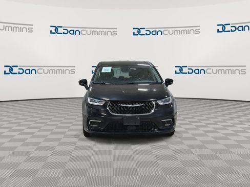 Used 2023 Chrysler Pacifica Touring-L image 3