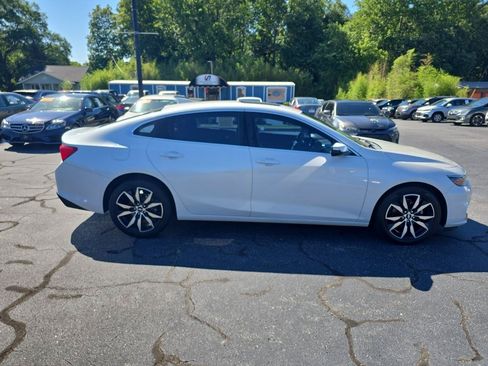 Used 2017 Chevrolet Malibu LT w/ Leather Package FWD image 4
