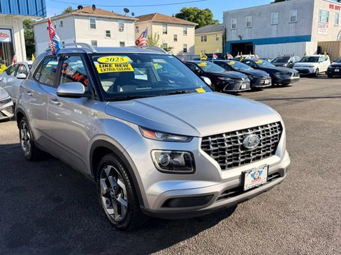 Used 2025 Hyundai Venue SEL FWD image 2