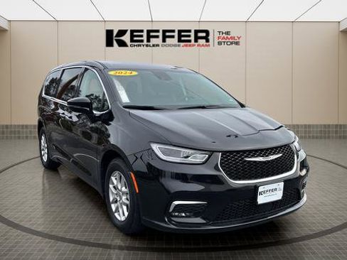 Certified 2024 Chrysler Pacifica Touring-L image 7