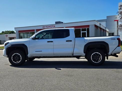 Used 2025 Toyota Tacoma TRD Off-Road AWD/4WD image 2