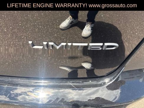 Used 2025 Chrysler Pacifica Limited FWD image 12