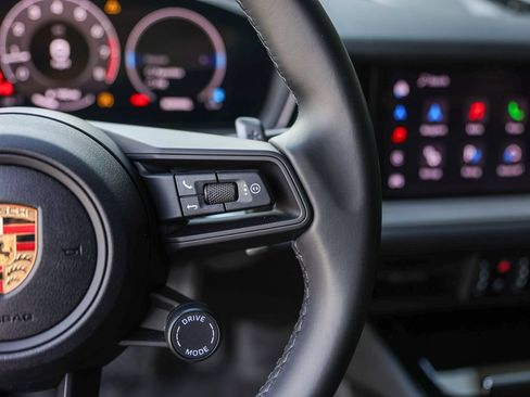Certified 2024 Porsche Cayenne AWD/4WD image 18
