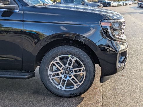 New 2025 Ford Expedition Active image 11